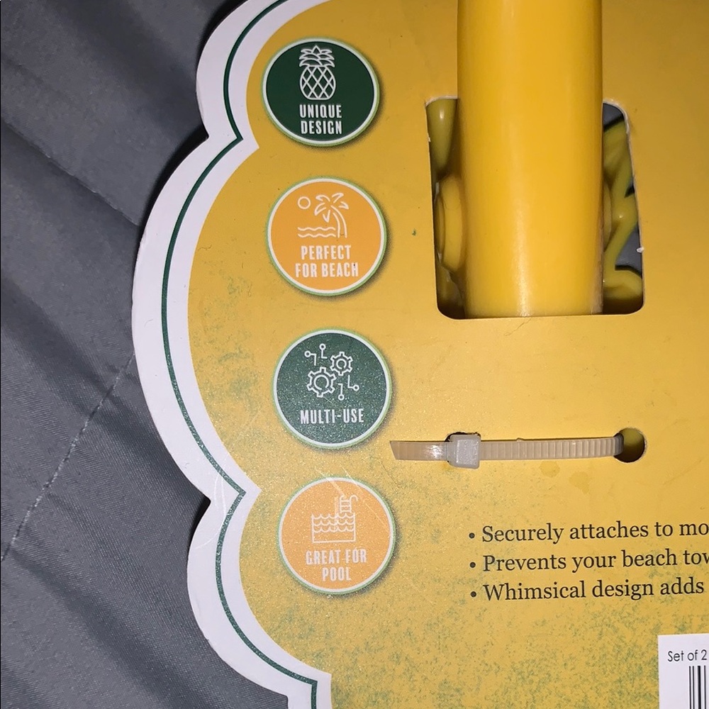 ROAM Pineapple Towel or Tablecloth Clips - Yellow and Green - Picture 3 of 6